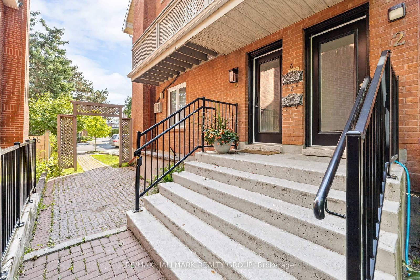 2 - 19 Montcalm Street, Ottawa, ON — photo 2