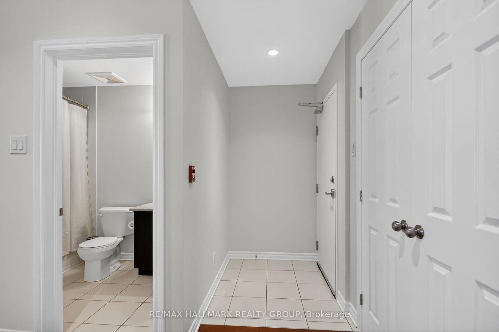 Unit F - 849 Blackcomb Private, Ottawa, ON — photo 3