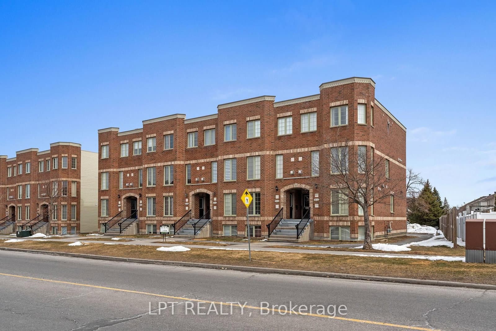 902 Longfields Drive, Ottawa, ON — photo 2