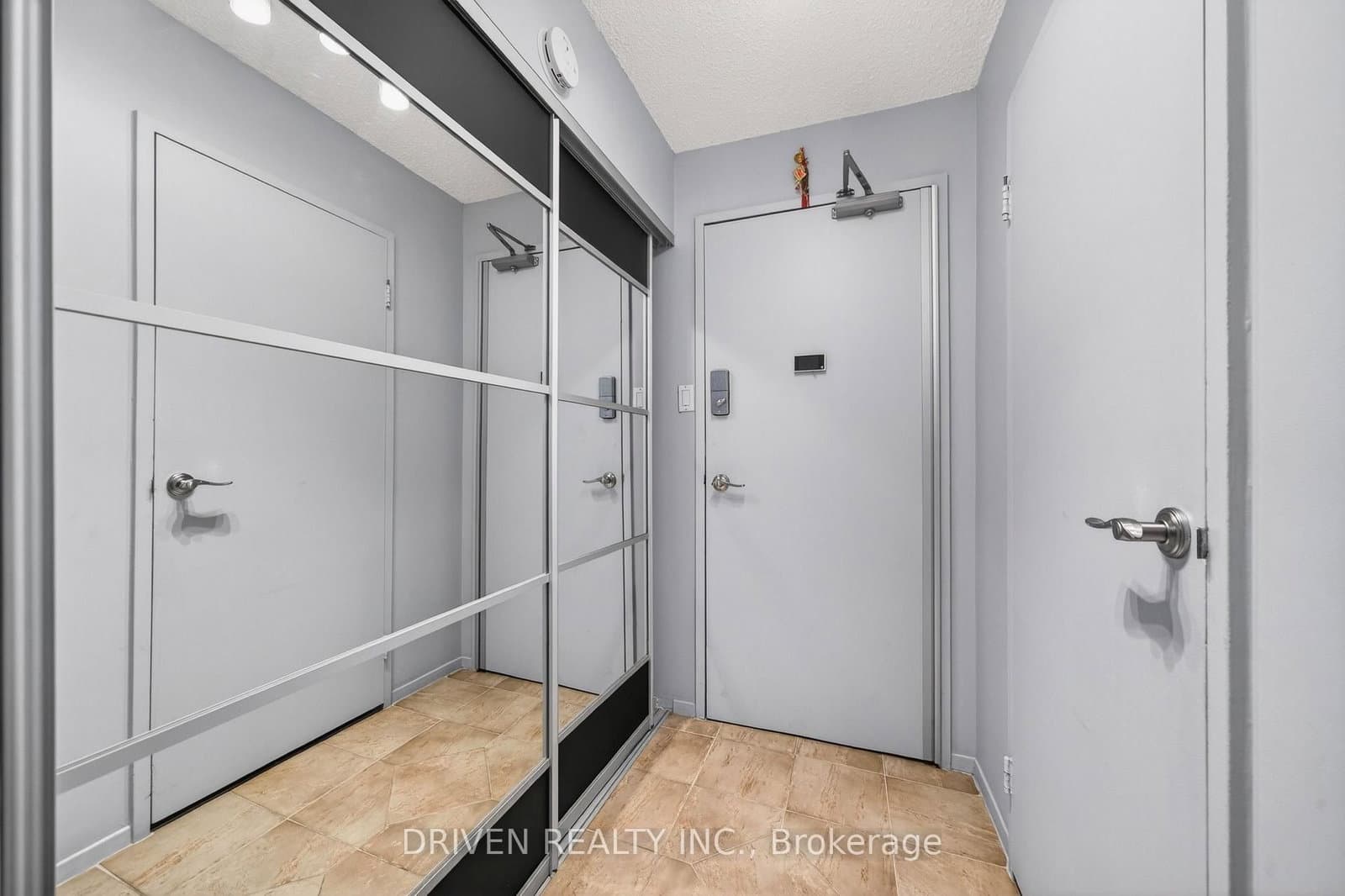 404 - 158 A McArthur Avenue, Ottawa, ON — photo 2