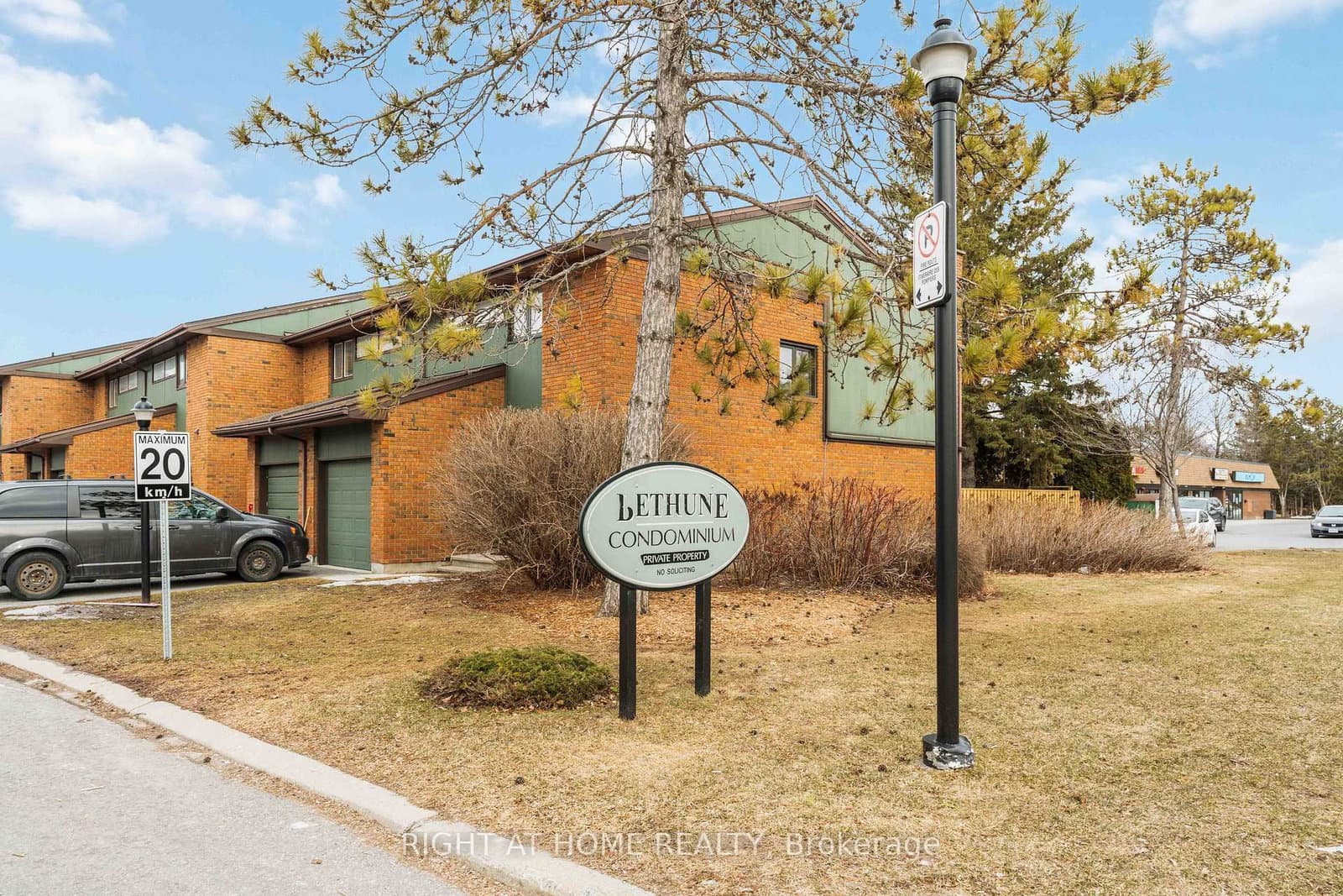 4 Chisholm Court, Kanata, ON — photo 2