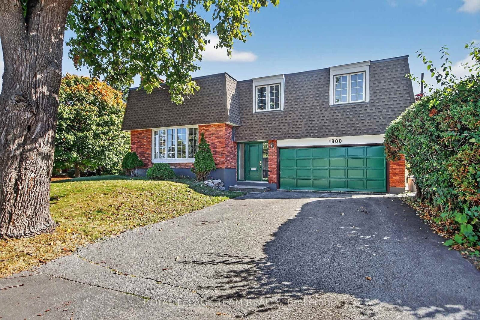 1900 Southampton Court, Ottawa, ON