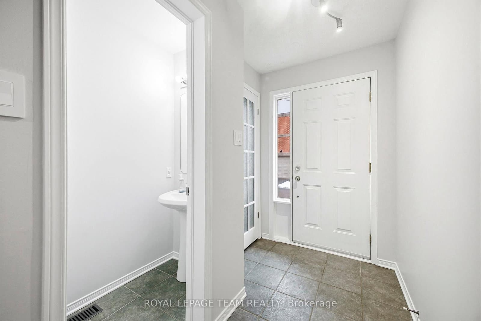 5 Island Creek Private, Ottawa, ON — photo 2