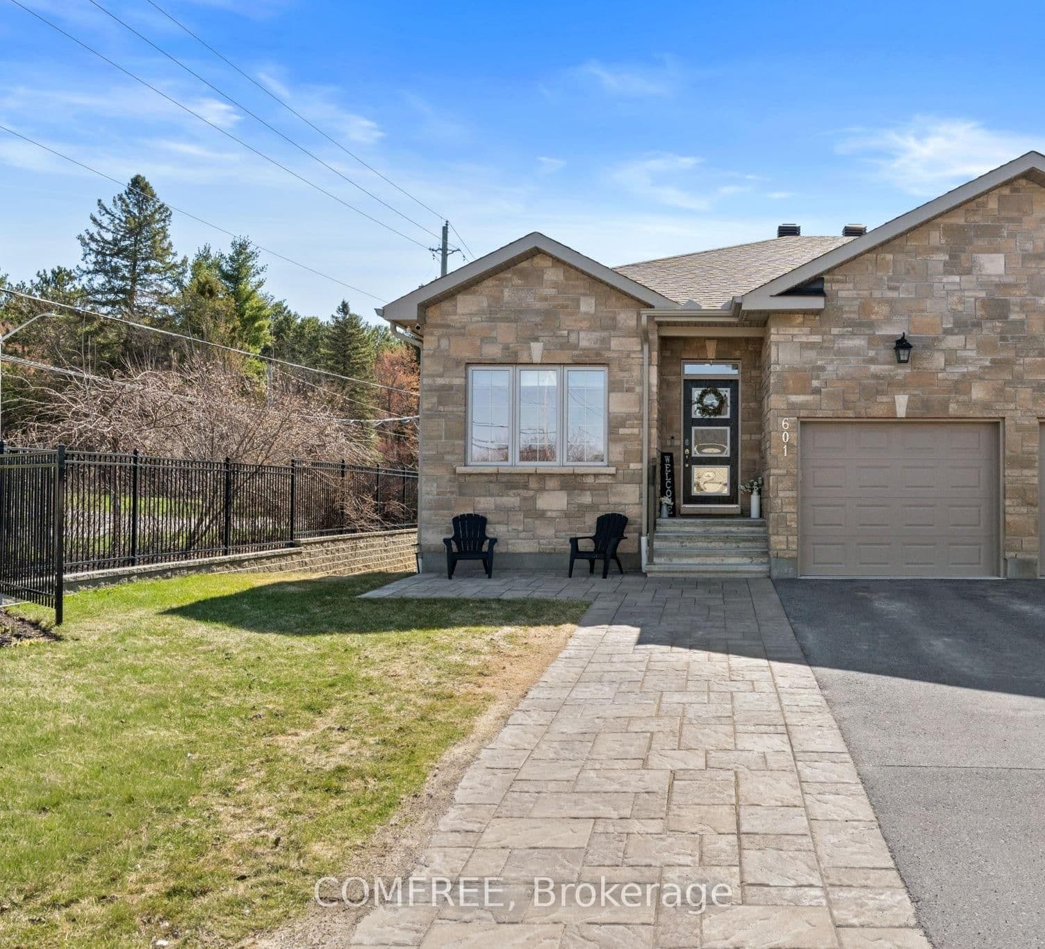 601 Meadowridge Circle, Carp, ON
