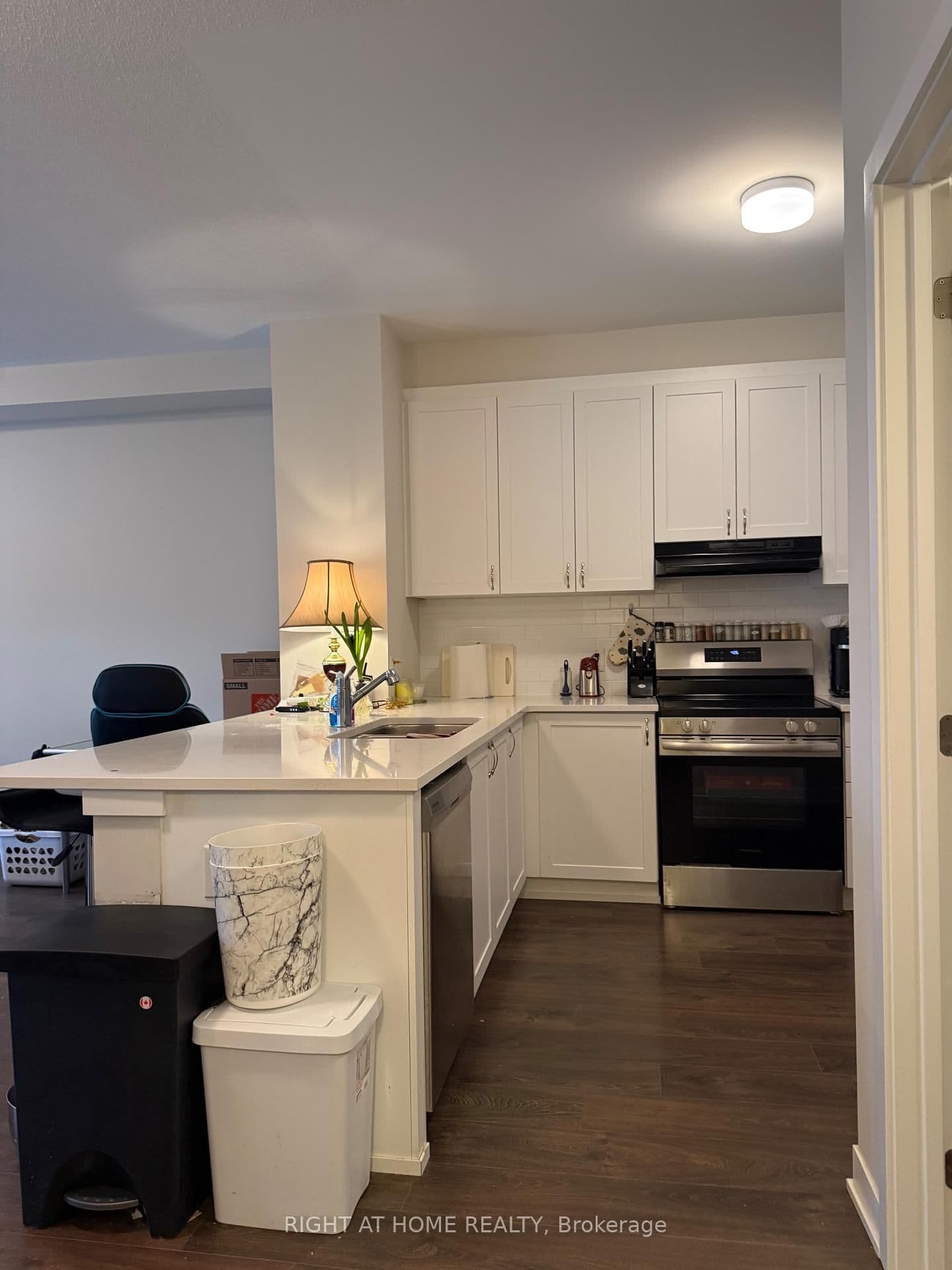 57 PLACETTE STITCH Mews, Richmond, ON — photo 3