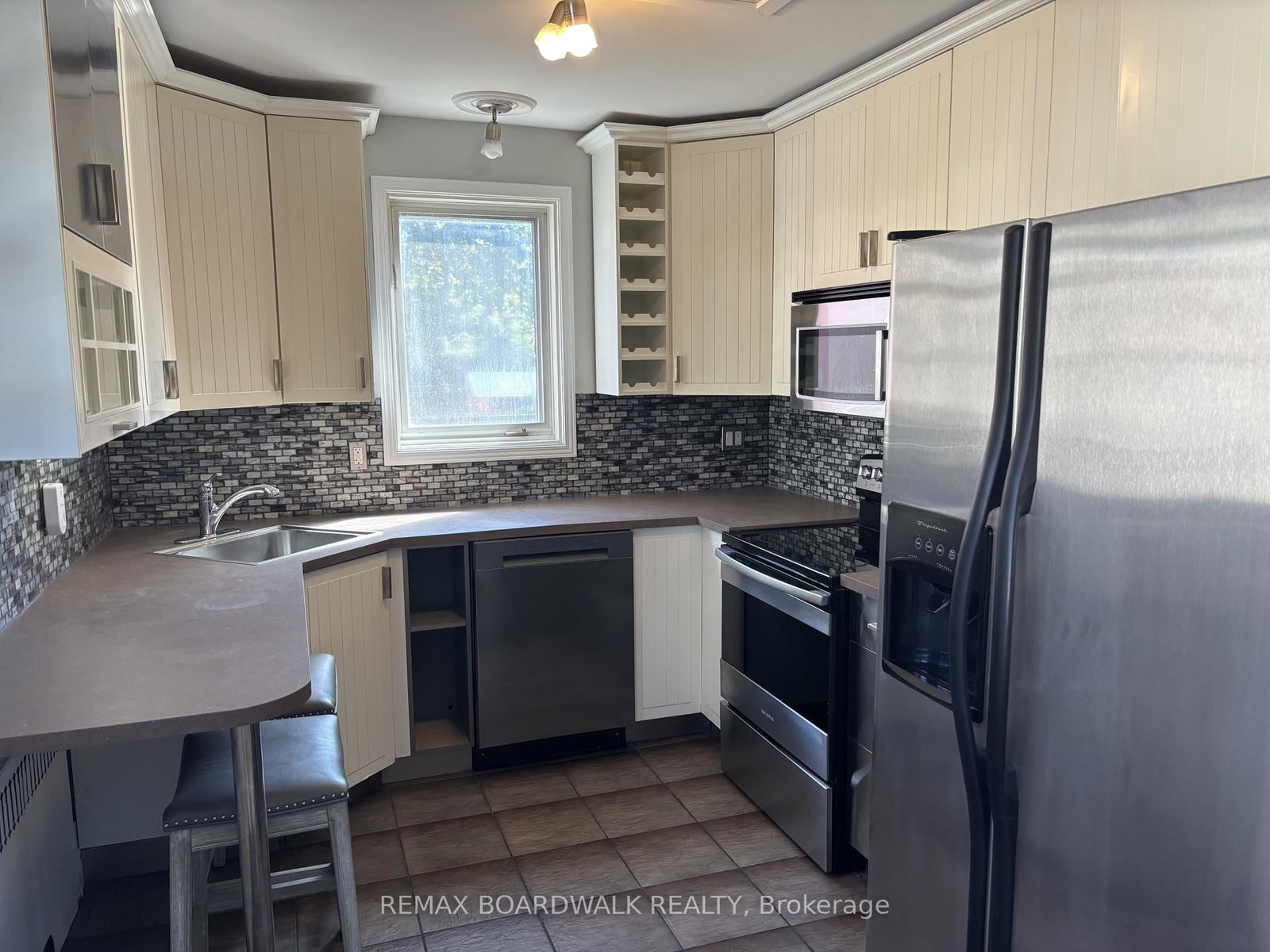 320 Laurier Avenue, Ottawa, ON — photo 2