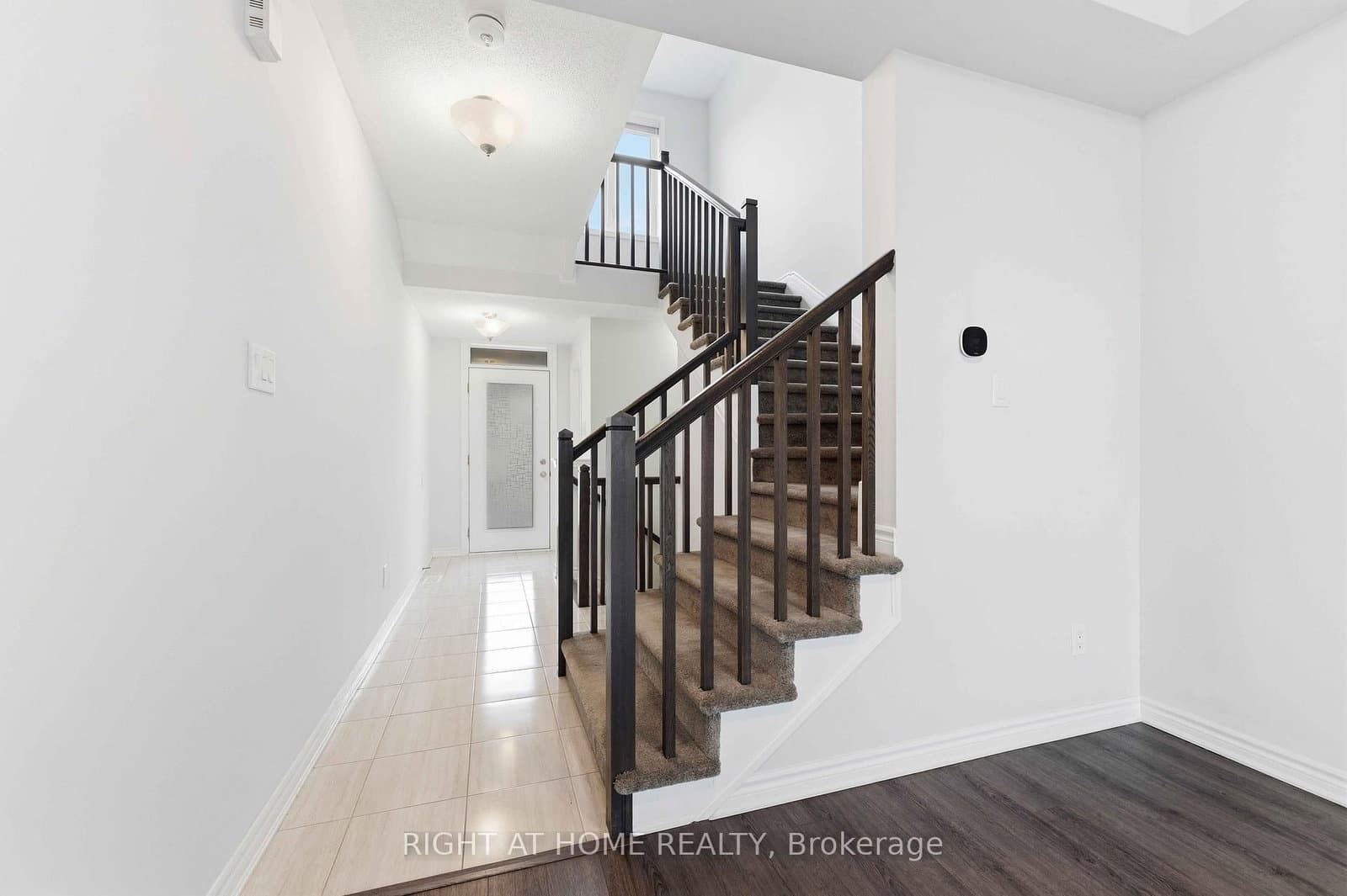 404 Edgevalley Court, Stittsville, ON — photo 3
