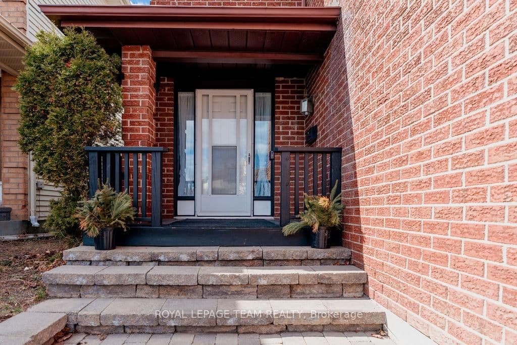 16 Pickwick Drive, Ottawa, ON — photo 3