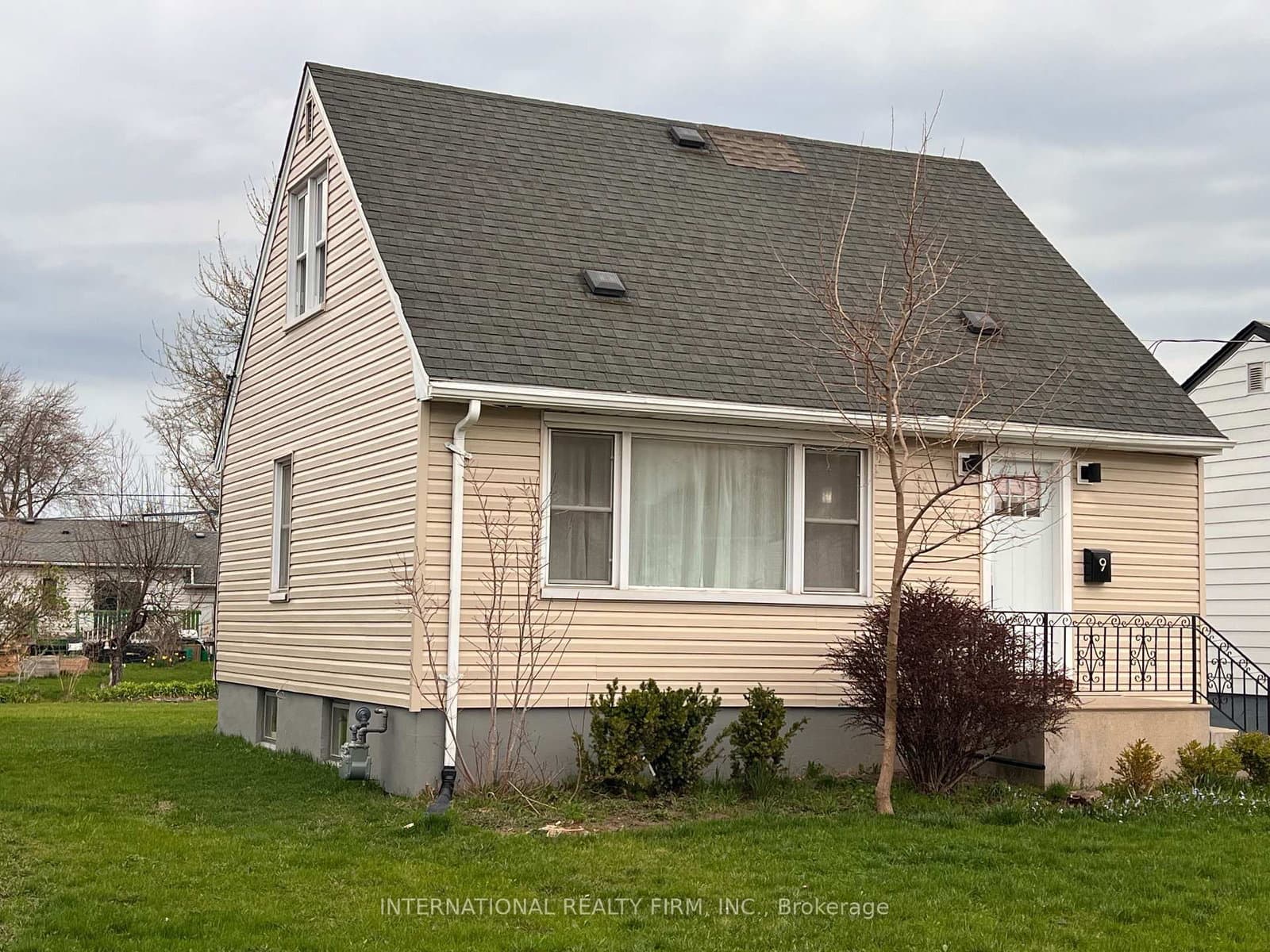 9 Admiral Road, St. Catharines, ON — photo 2