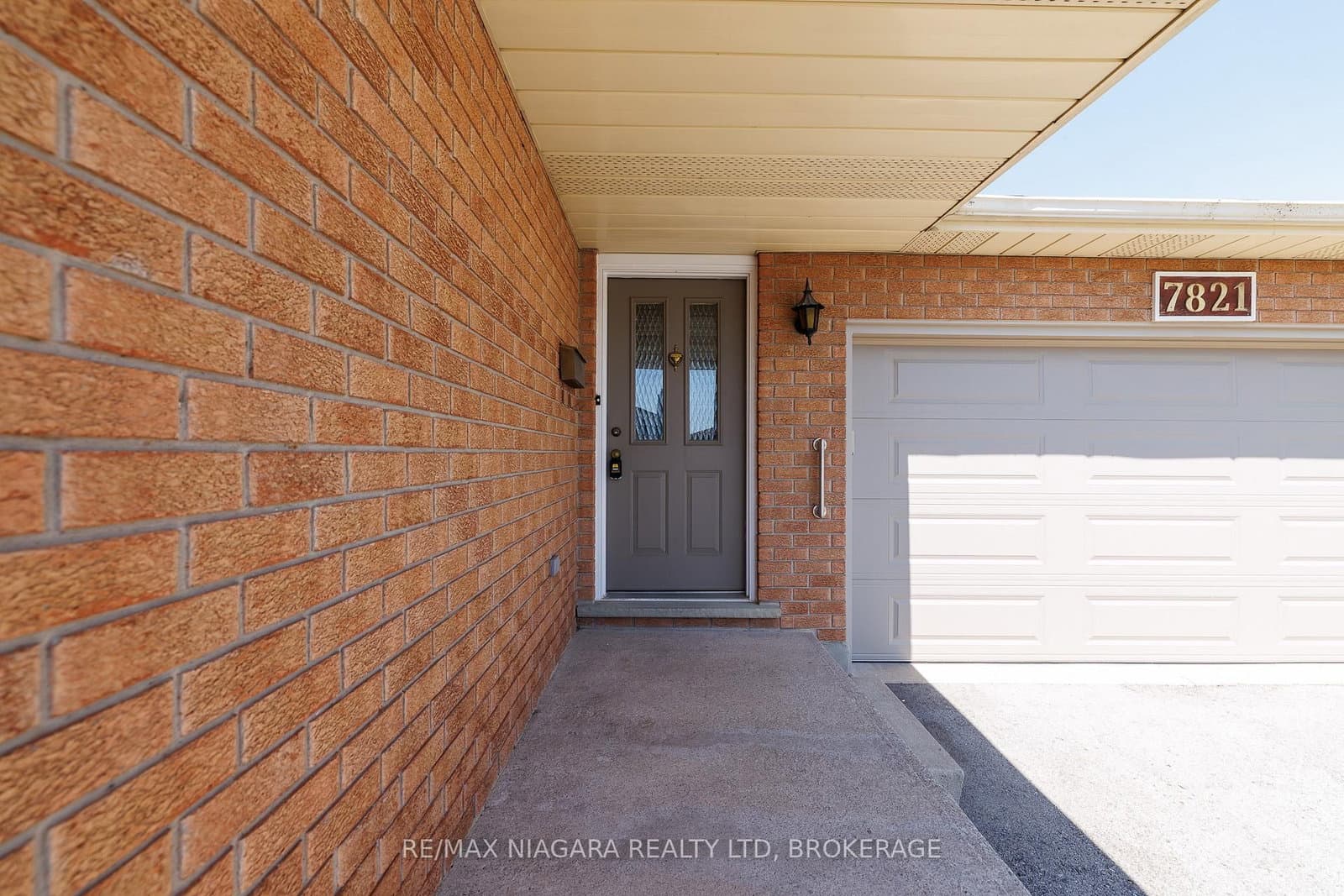 7821 Windfield Street, Niagara Falls, ON — photo 2