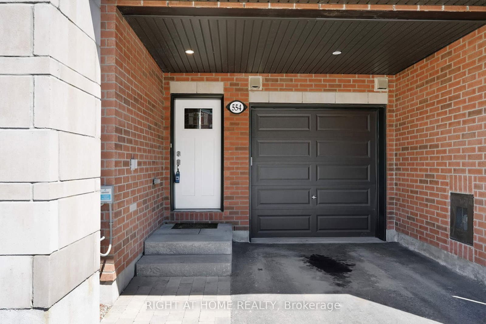 554 Labrador Crescent, Ottawa, ON — photo 2