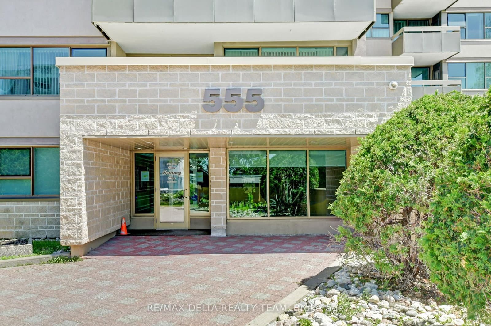 1001 - 555 Brittany Drive, Ottawa, ON — photo 2