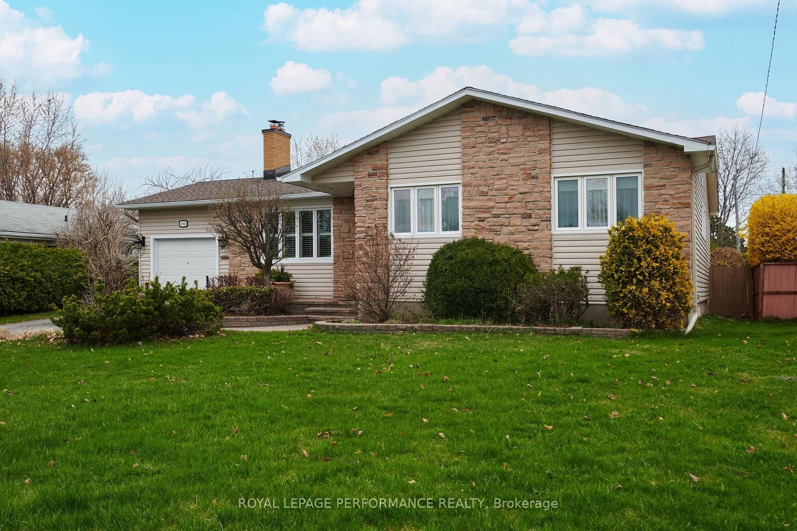 401 Phoenix Crescent, Orleans, ON — photo 2