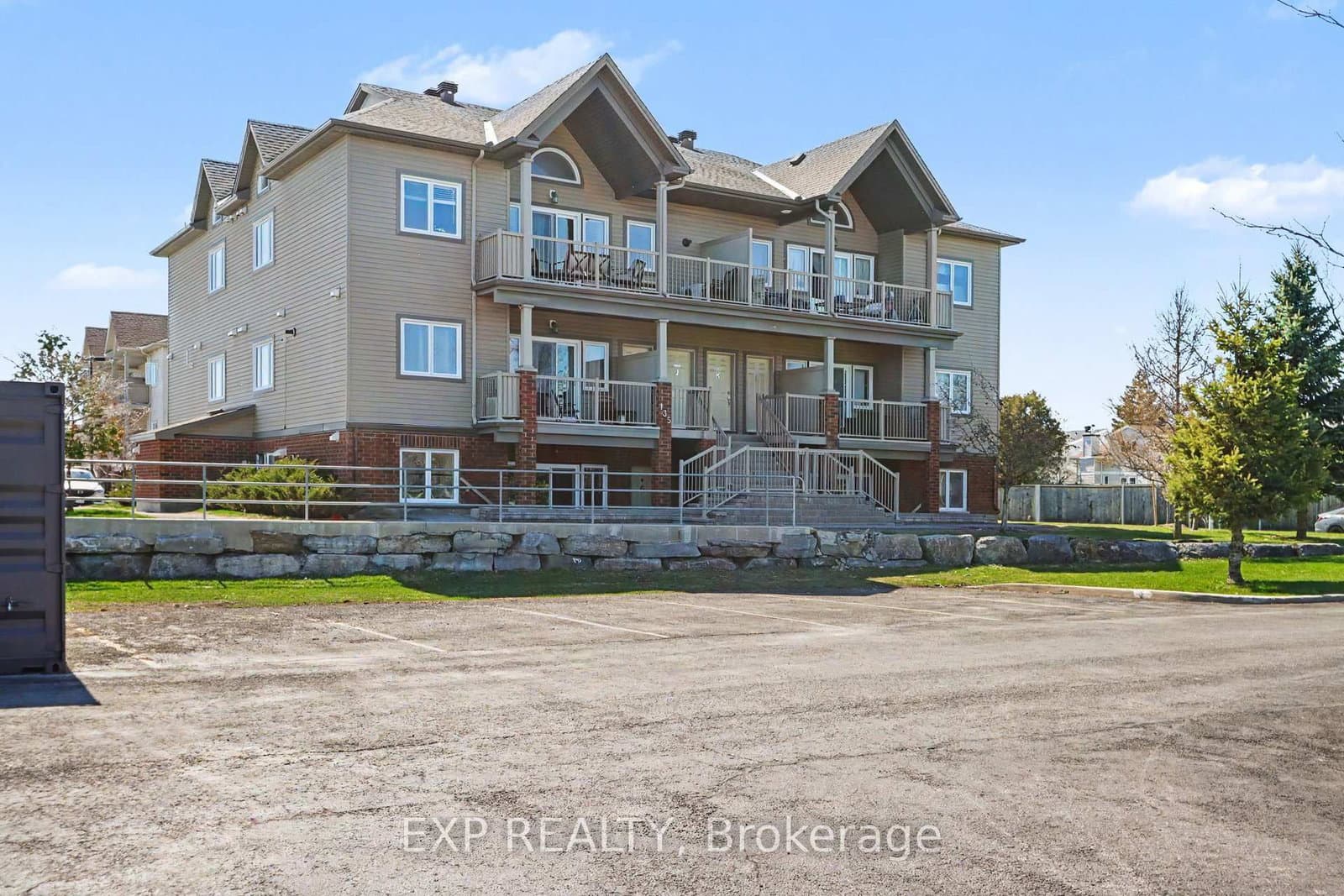 J - 135 Harthill Way, Ottawa, ON — photo 2