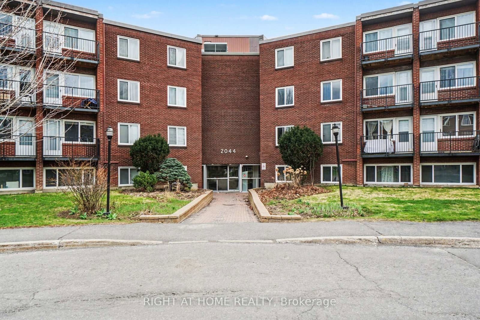 305B - 2044 Arrowsmith Drive, Ottawa, ON — photo 2