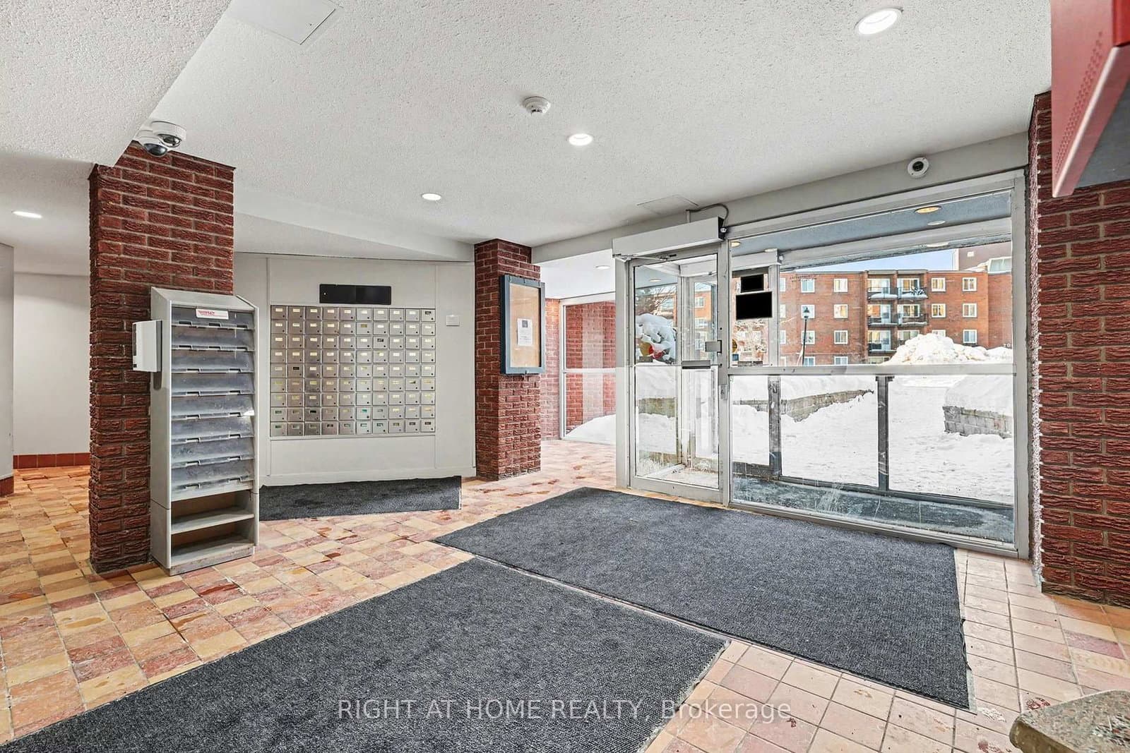 305B - 2044 Arrowsmith Drive, Ottawa, ON — photo 3