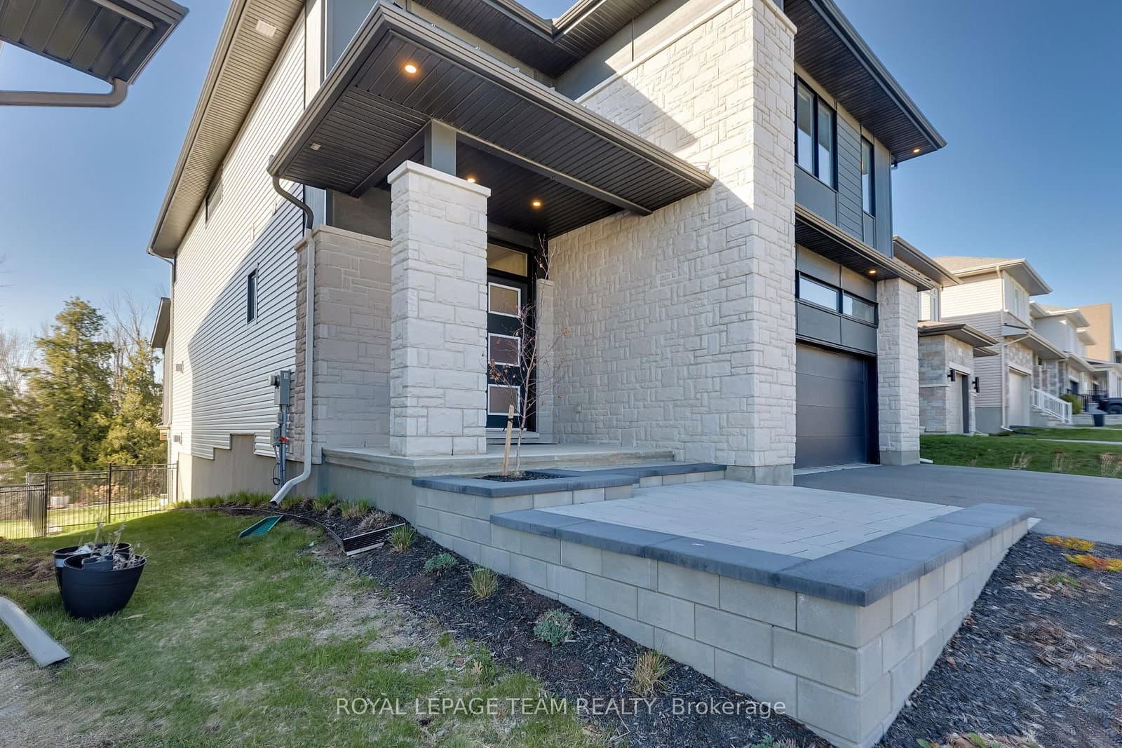 136 Escarpment Crescent, Ottawa, ON — photo 2