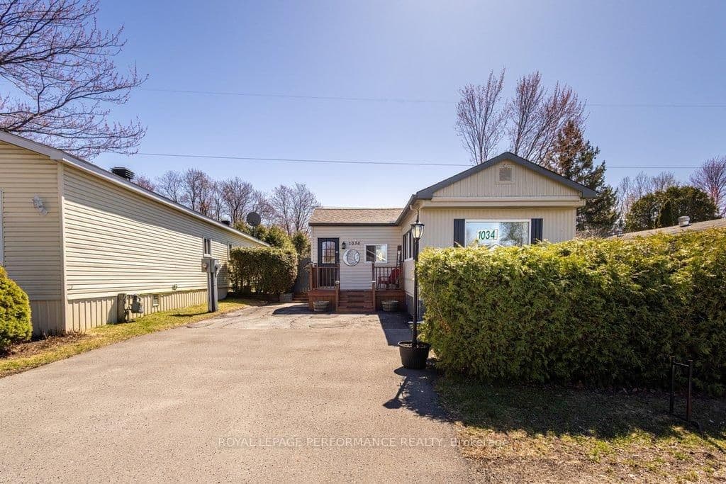 1034 Vista Barrett Private, Greely, ON — photo 2