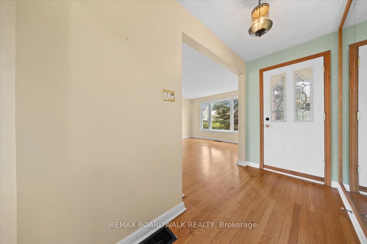 72 Crownhill Street, Ottawa, ON — photo 2