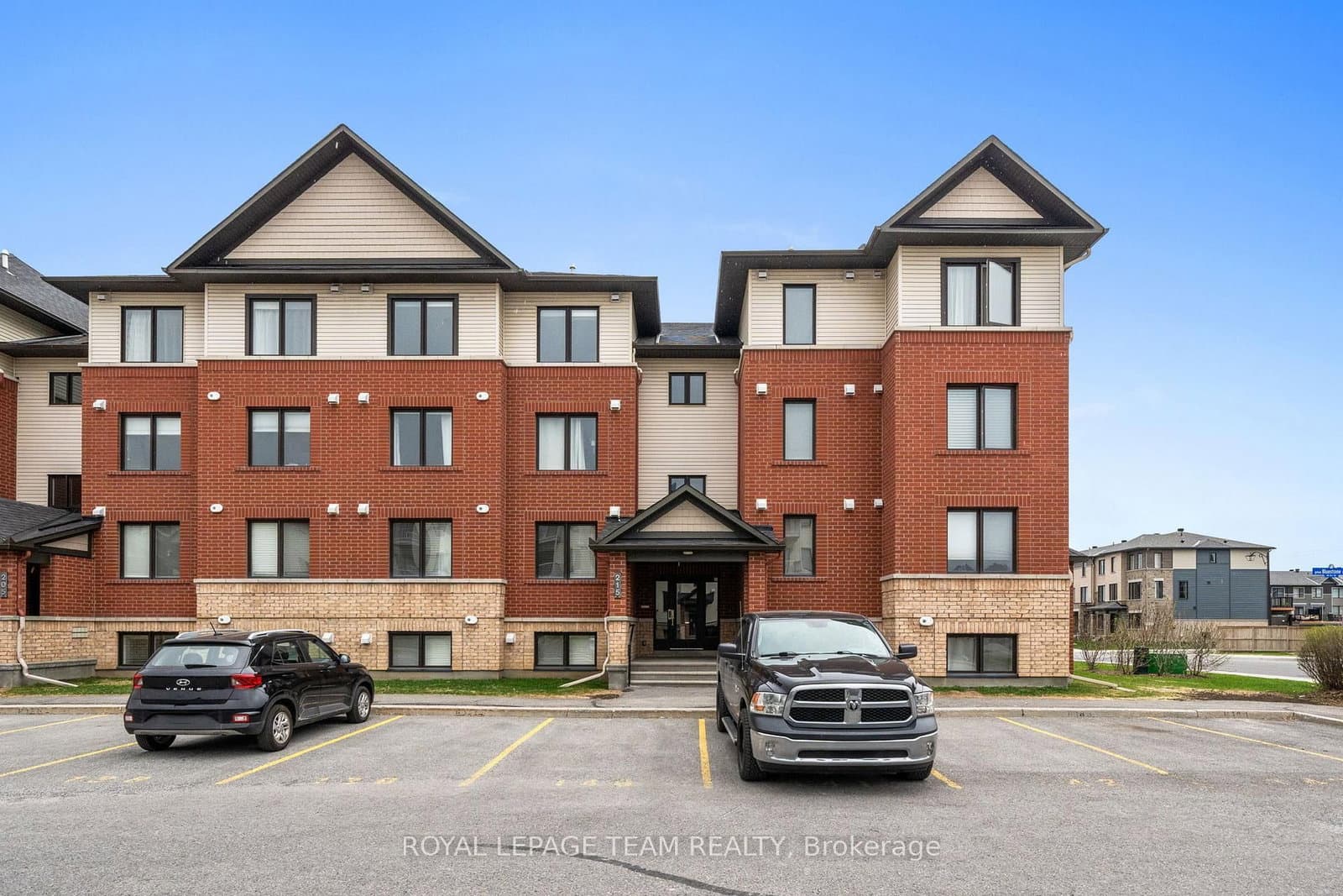6 - 215 Bluestone Private, Ottawa, ON — photo 2