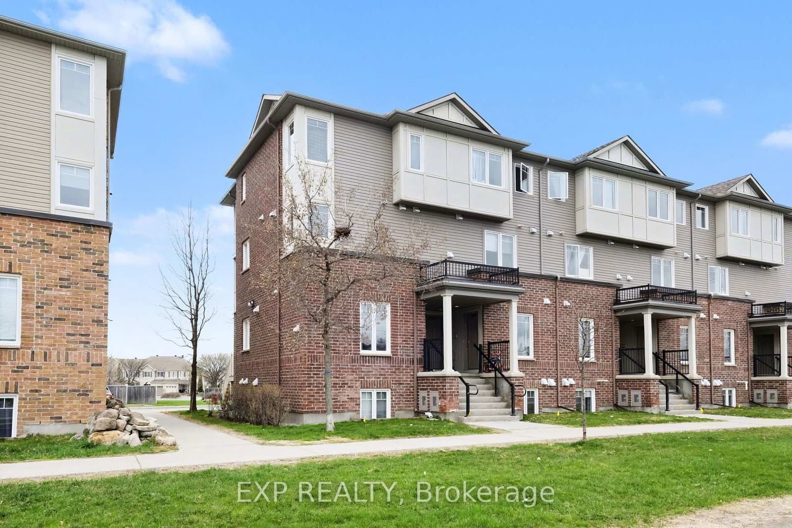 2563 Longfields Drive, Ottawa, ON — photo 2