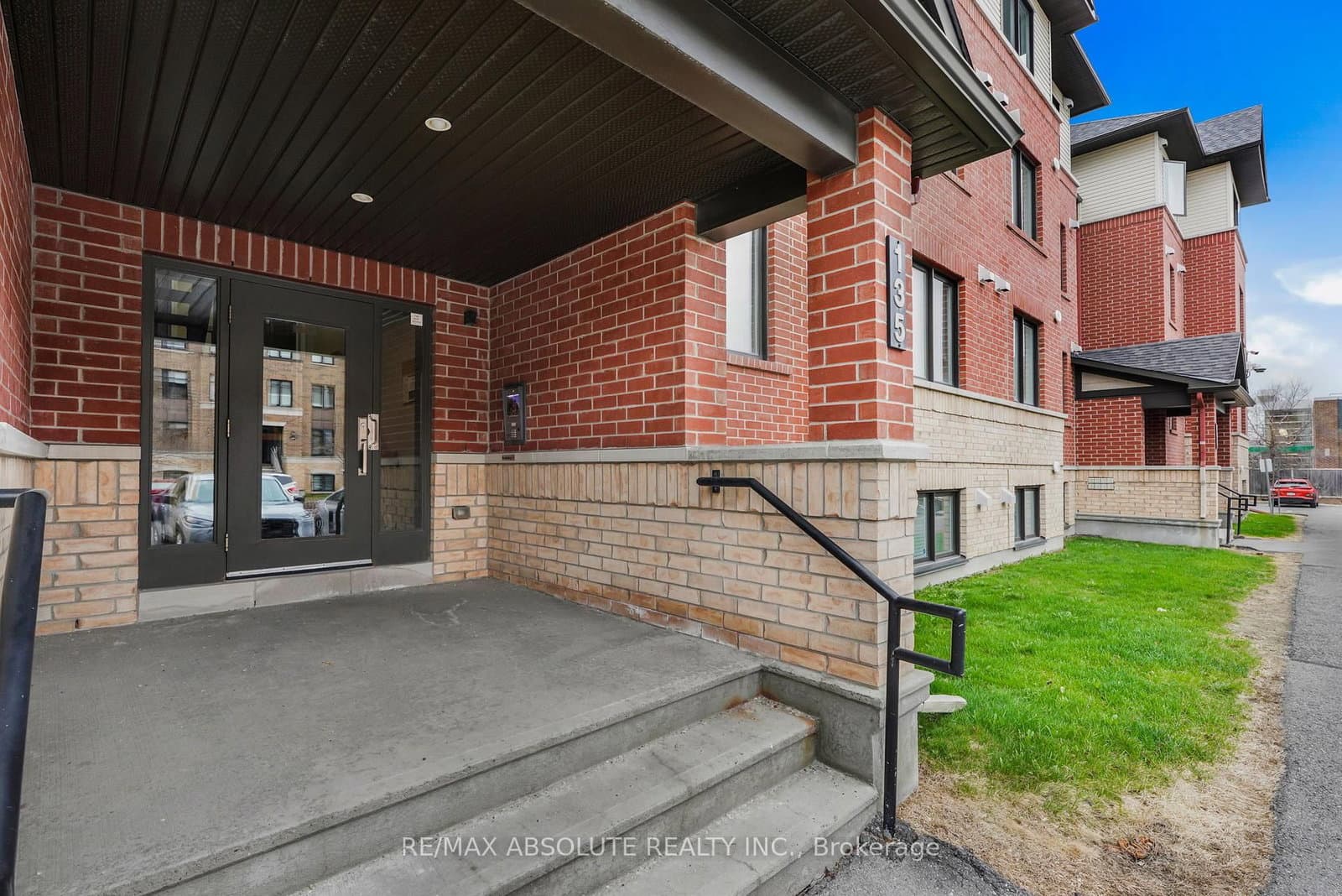 6 - 135 Bluestone Private, Ottawa, ON — photo 2