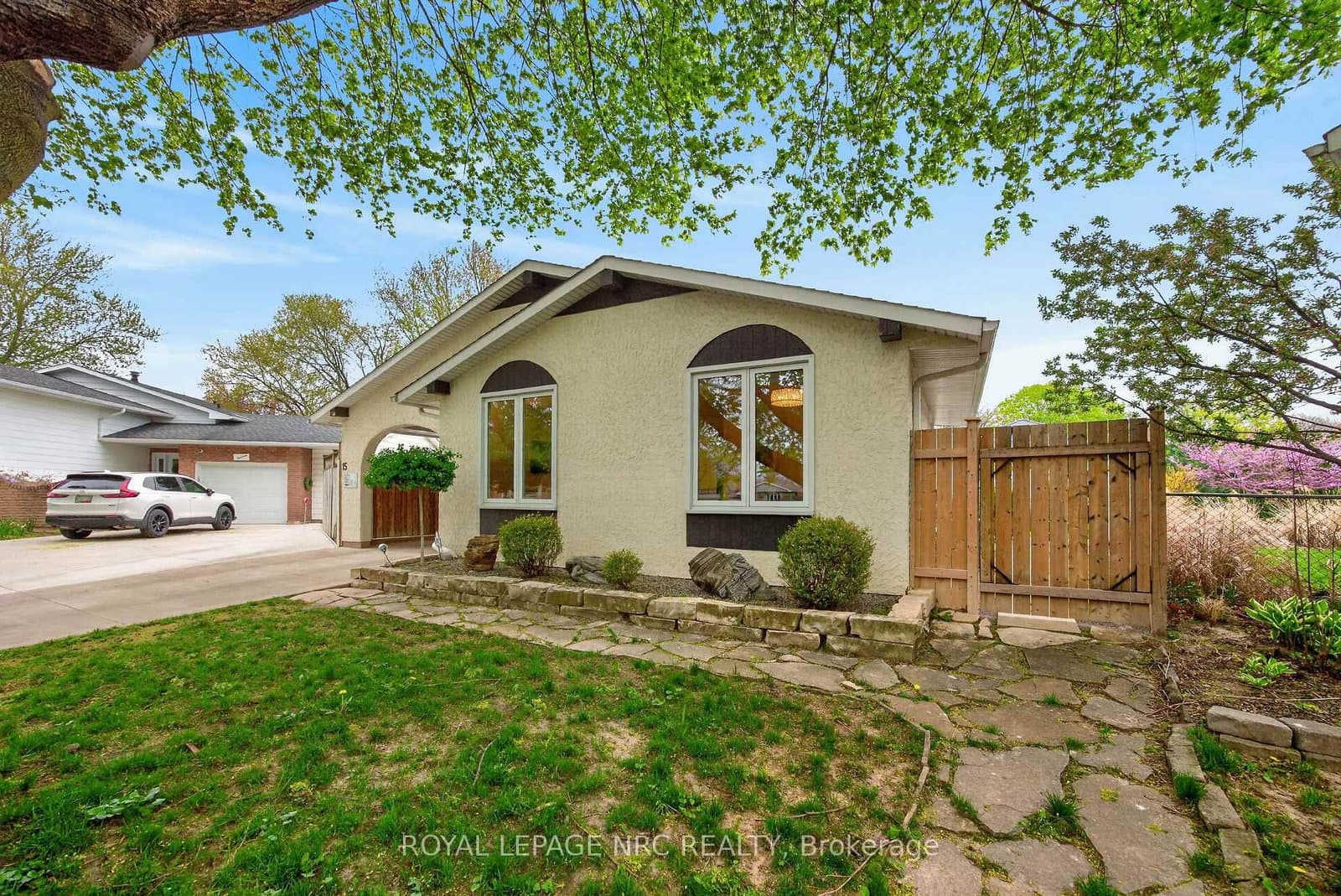 15 Carousel Circle, St. Catharines, ON — photo 2