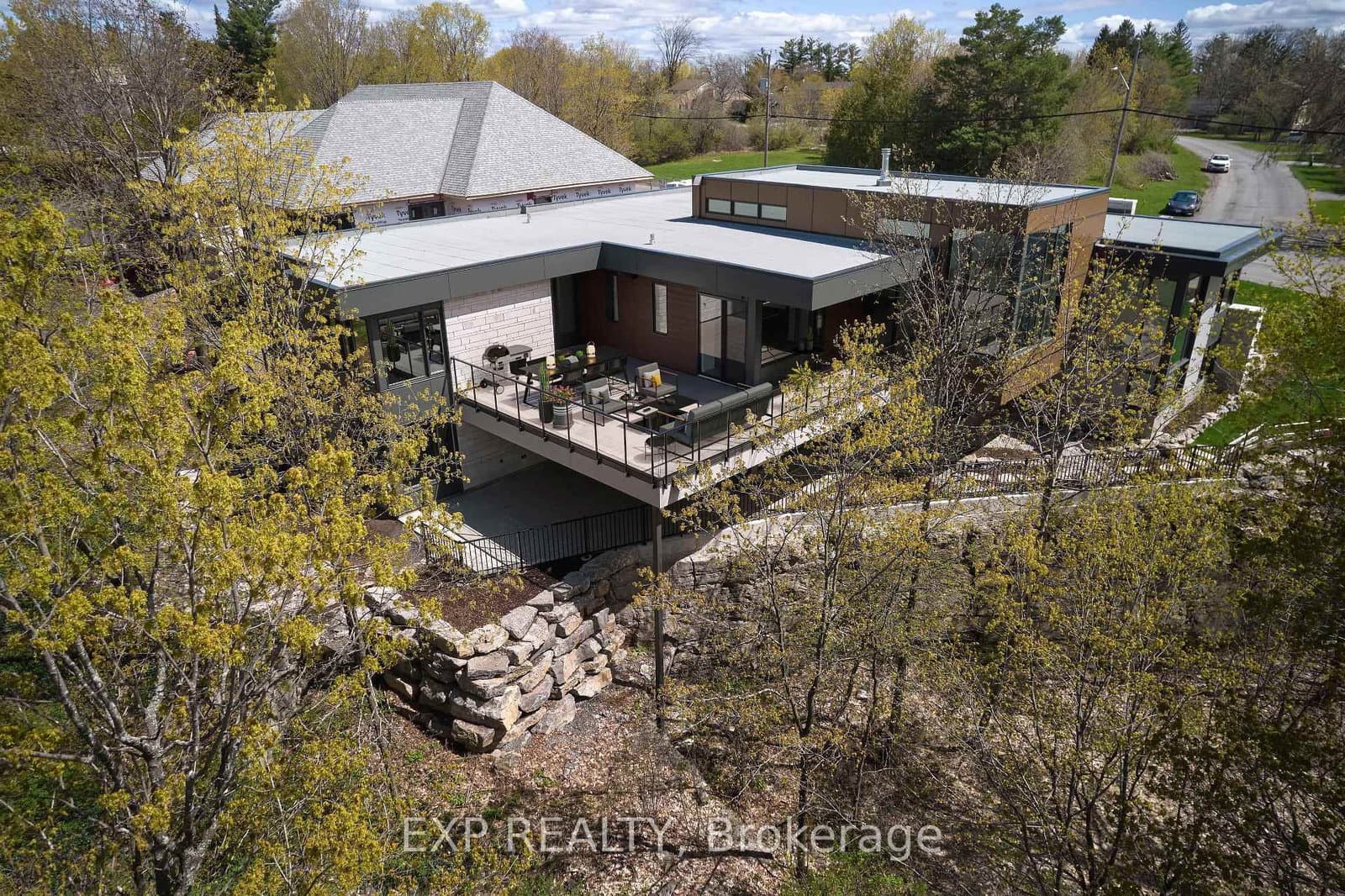 32 CLOVELLY Road, Ottawa, ON — photo 3