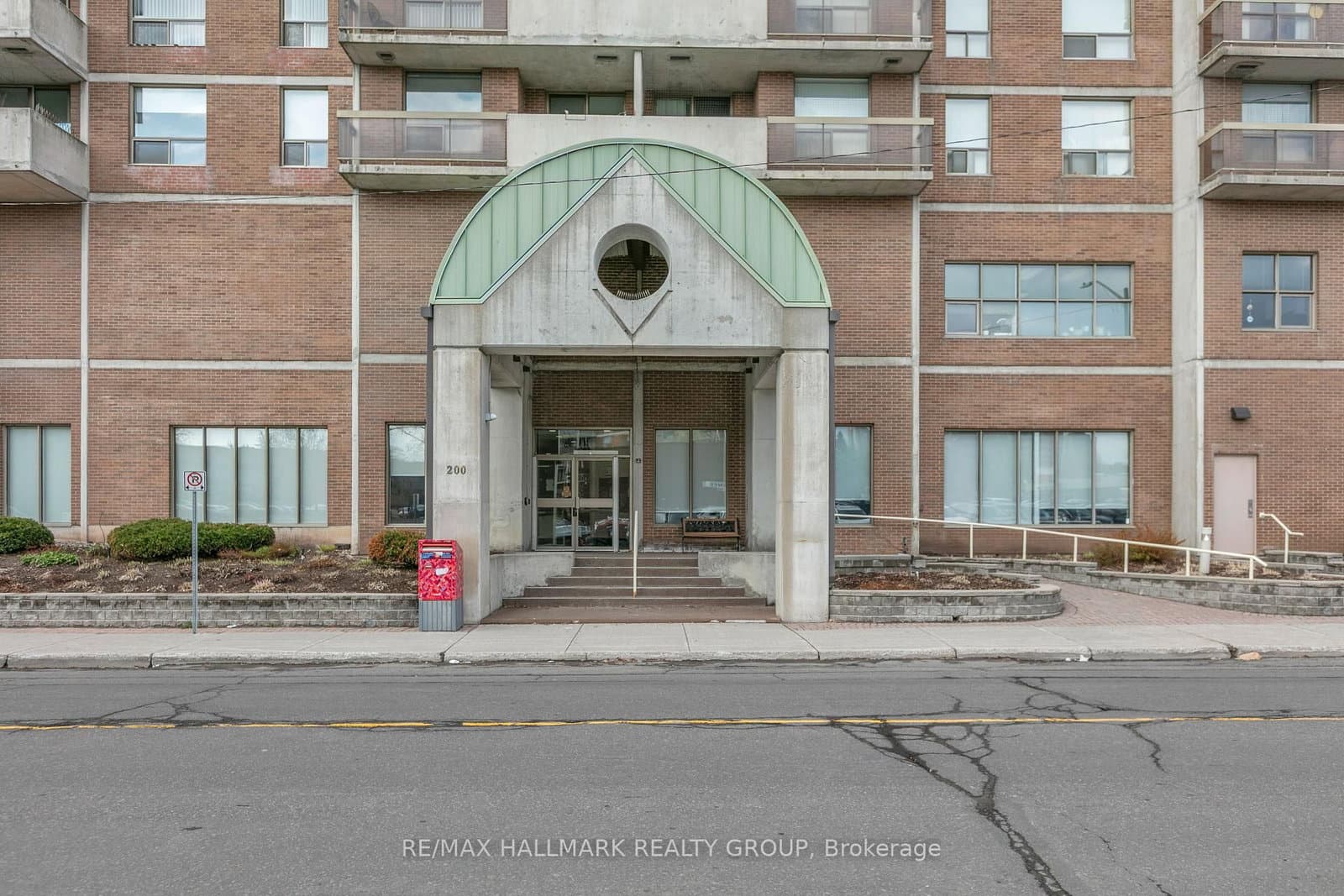 401 - 200 Lafontaine Avenue, Ottawa, ON — photo 2