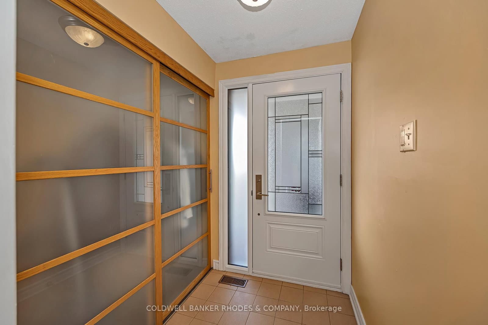 2047 Woodglen Crescent, Ottawa, ON — photo 3