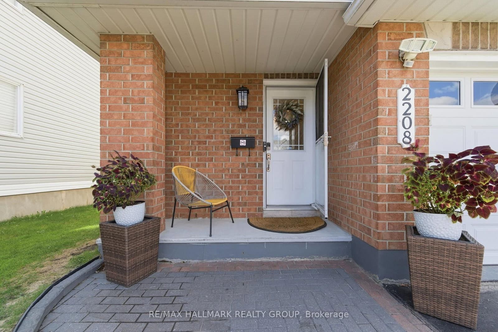2208 Brockstone Crescent, Ottawa, ON — photo 2