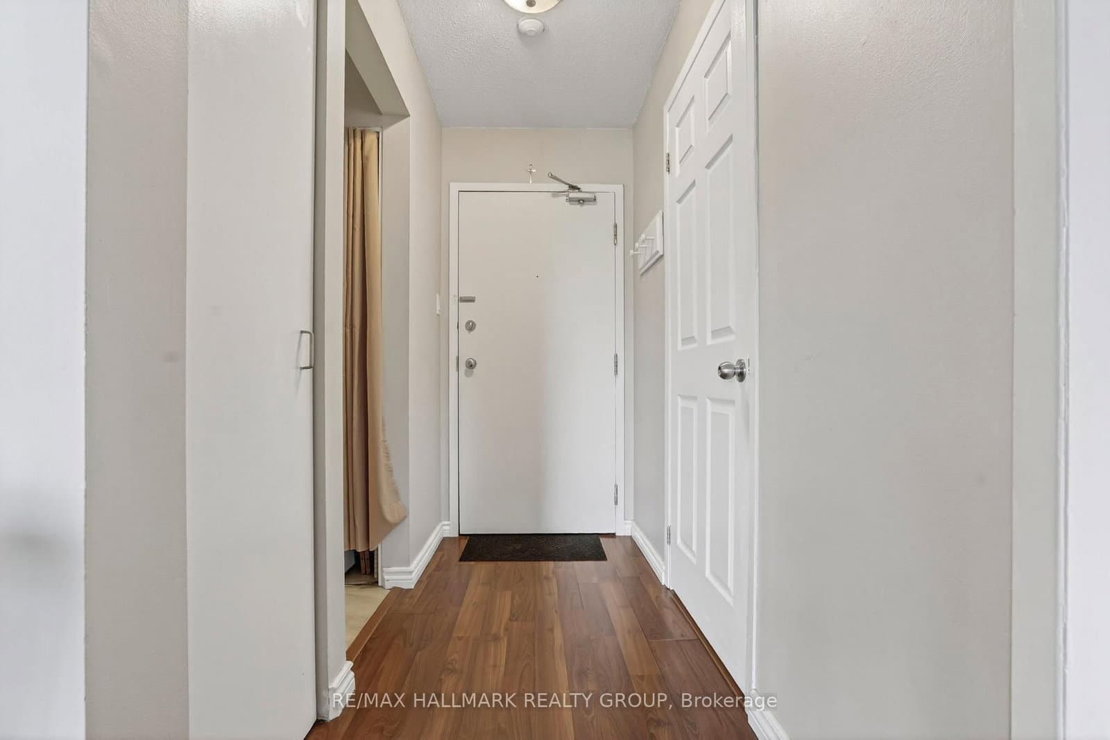 214 - 270 Brittany Drive, Ottawa, ON — photo 3