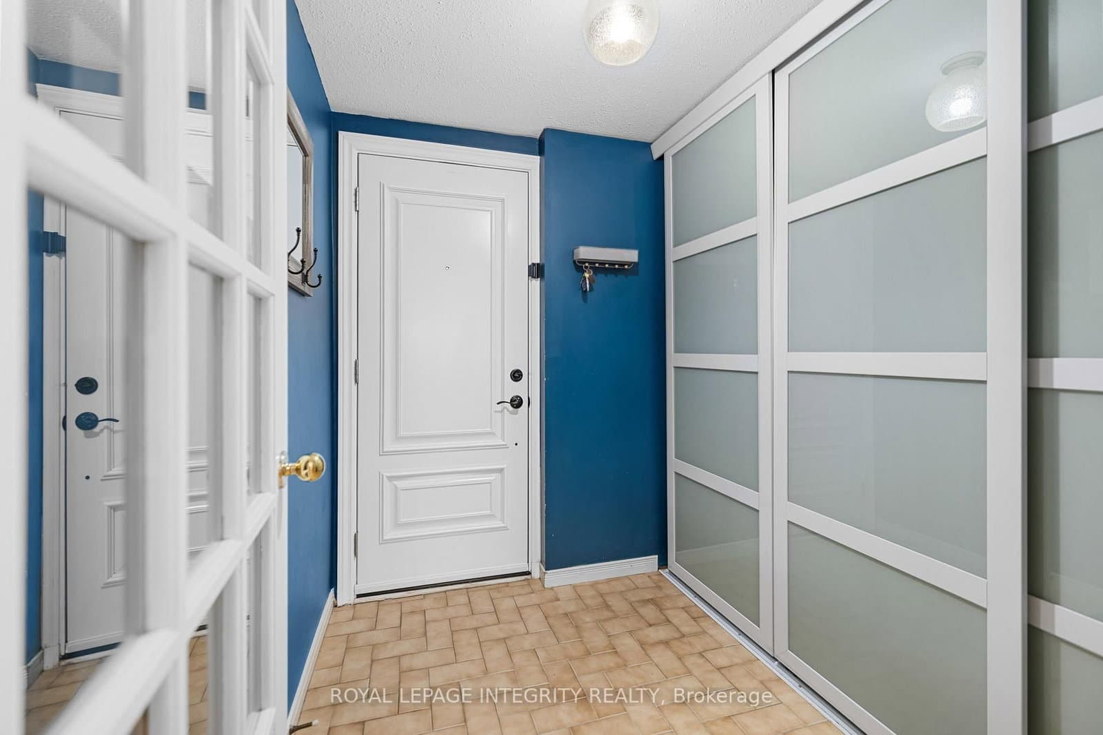 4 Hackett Street, Ottawa, ON — photo 2