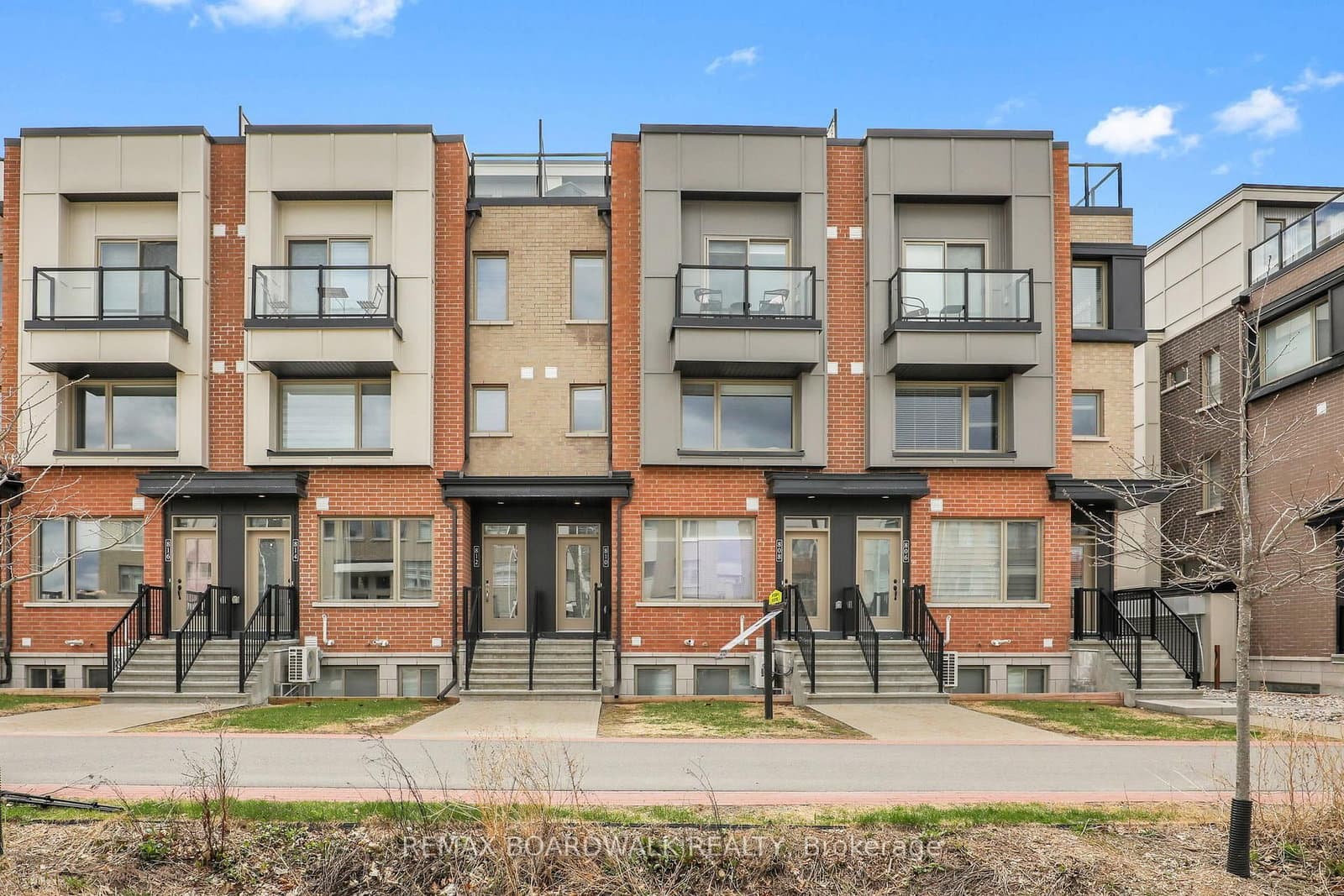 810 Mikinak Road, Ottawa, ON