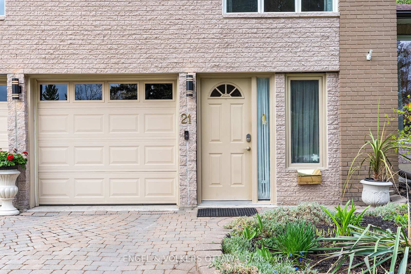 21 Tiffany Crescent, Kanata, ON — photo 3
