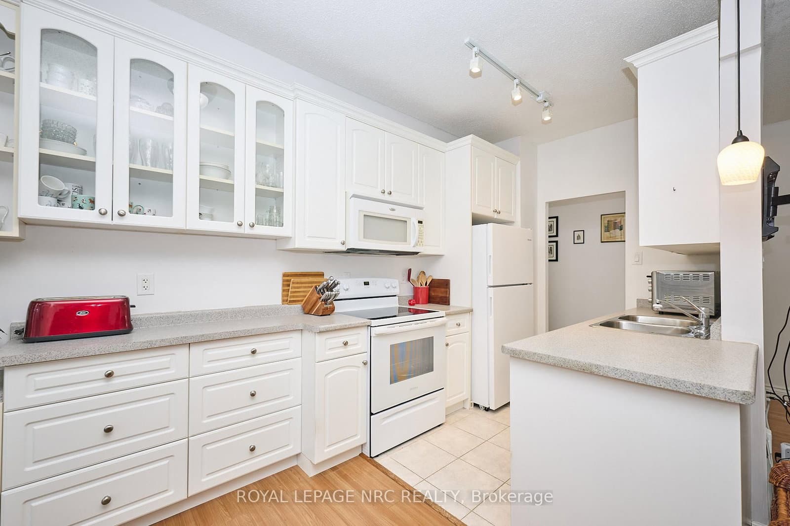101 - 6390 Huggins Street, Niagara Falls, ON — photo 3