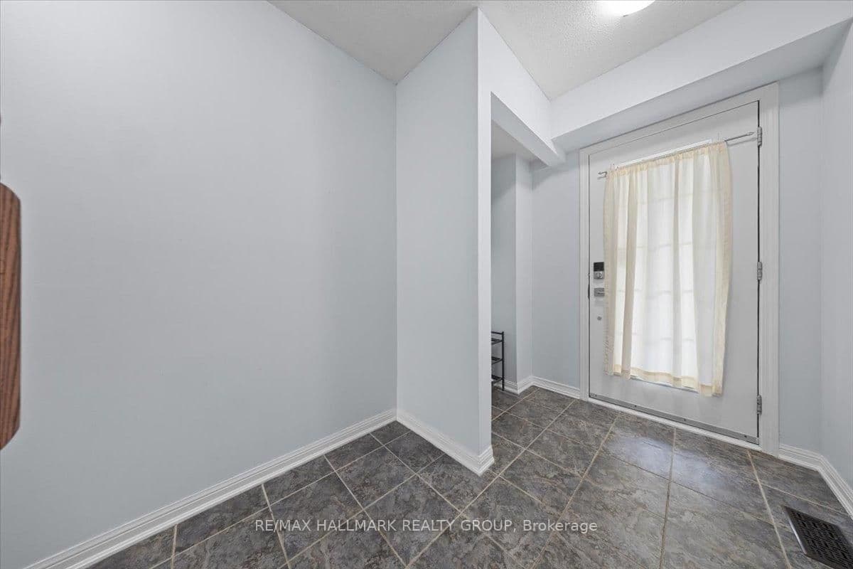 703 Sanibel Private, Ottawa, ON — photo 3