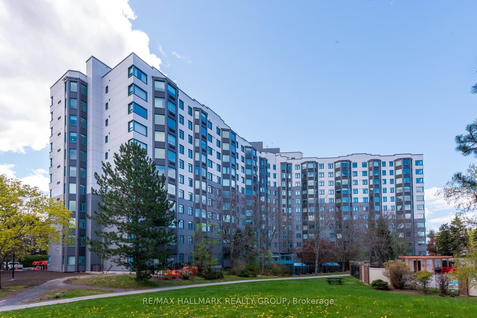 303 - 1025 Grenon Avenue, Ottawa, ON — photo 2