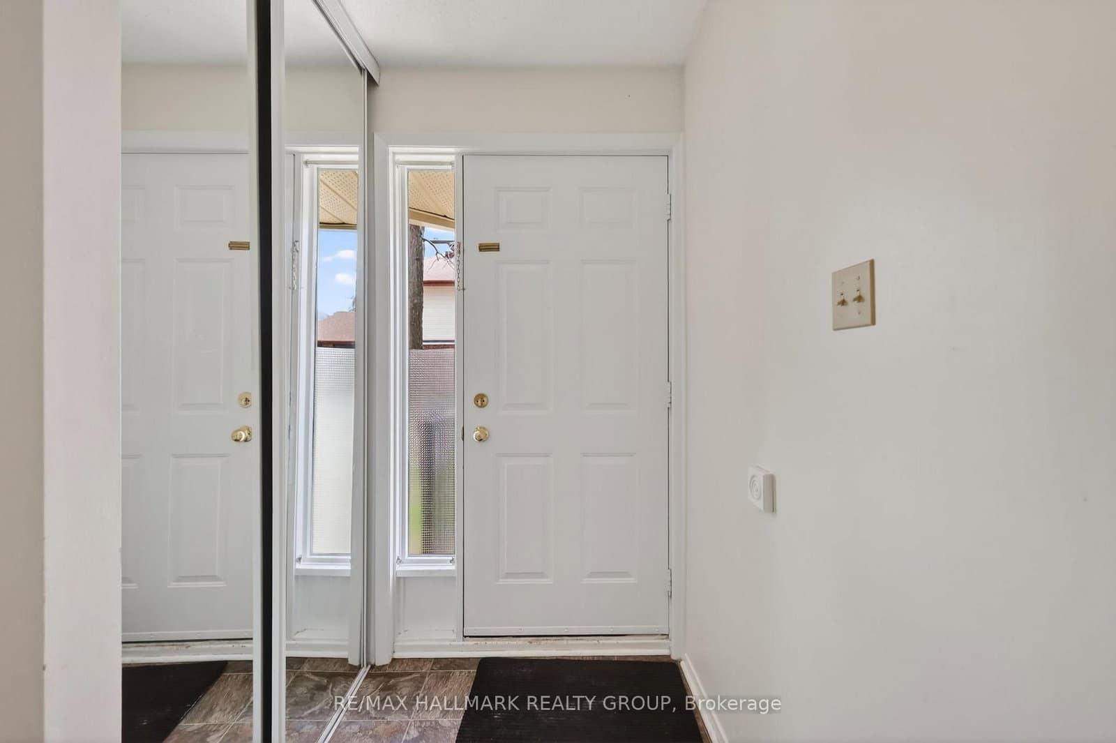 26 - 33 Haxby Private, Ottawa, ON — photo 2