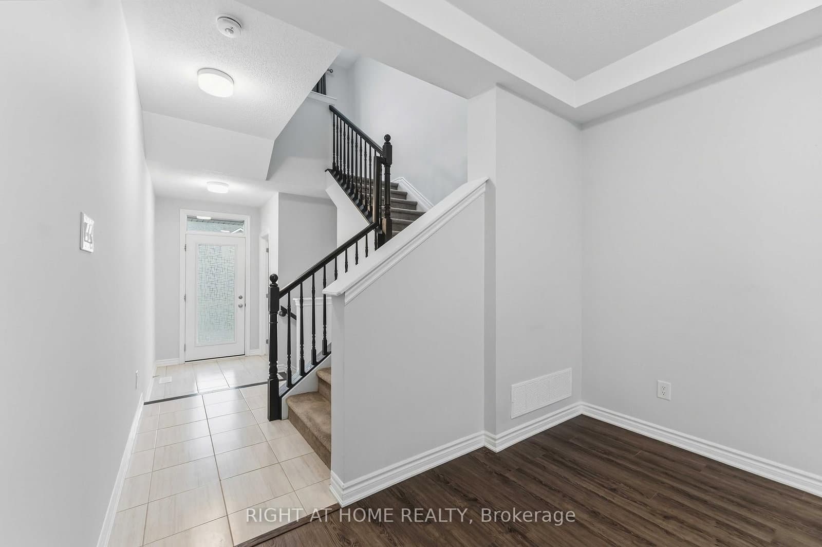 709 Derreen Avenue, Stittsville, ON — photo 2
