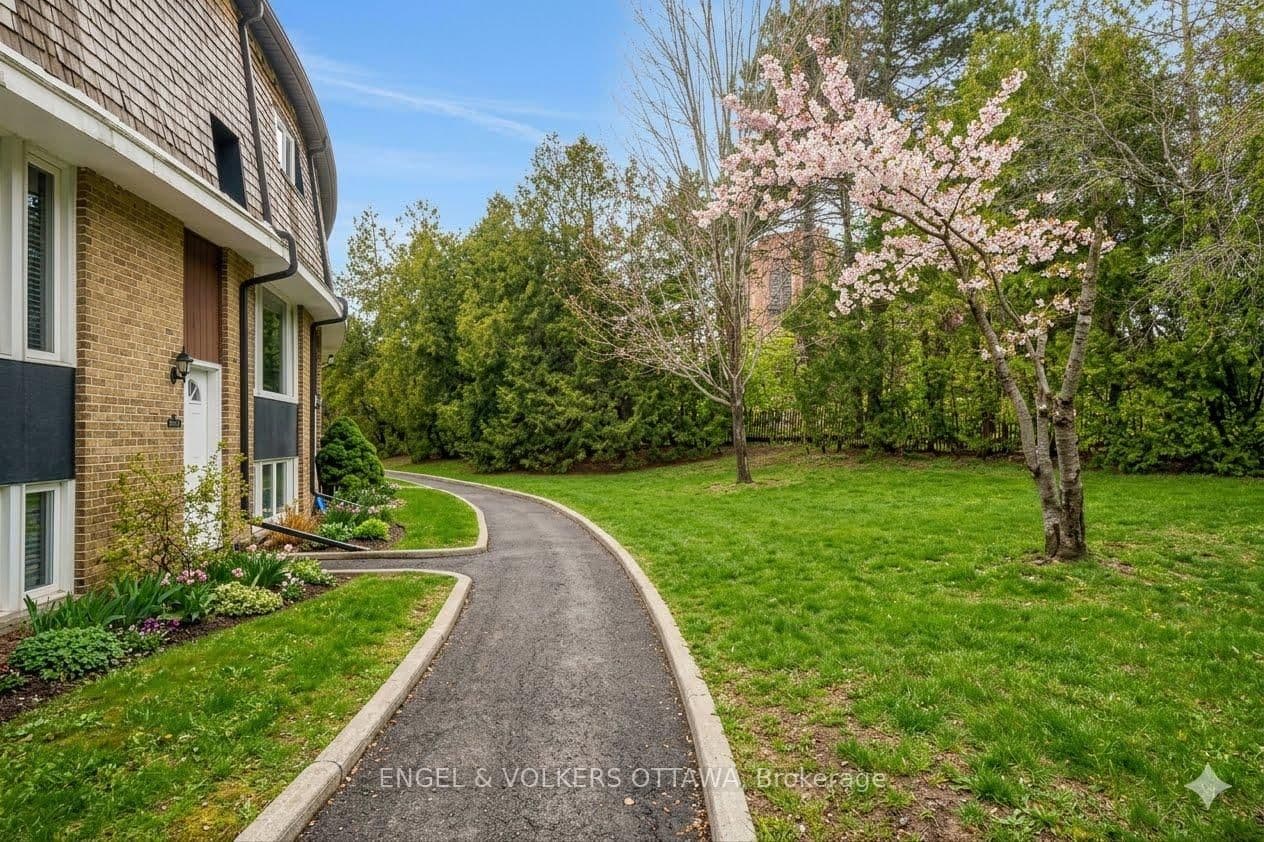 B - 765 Springland Drive, Ottawa, ON — photo 2