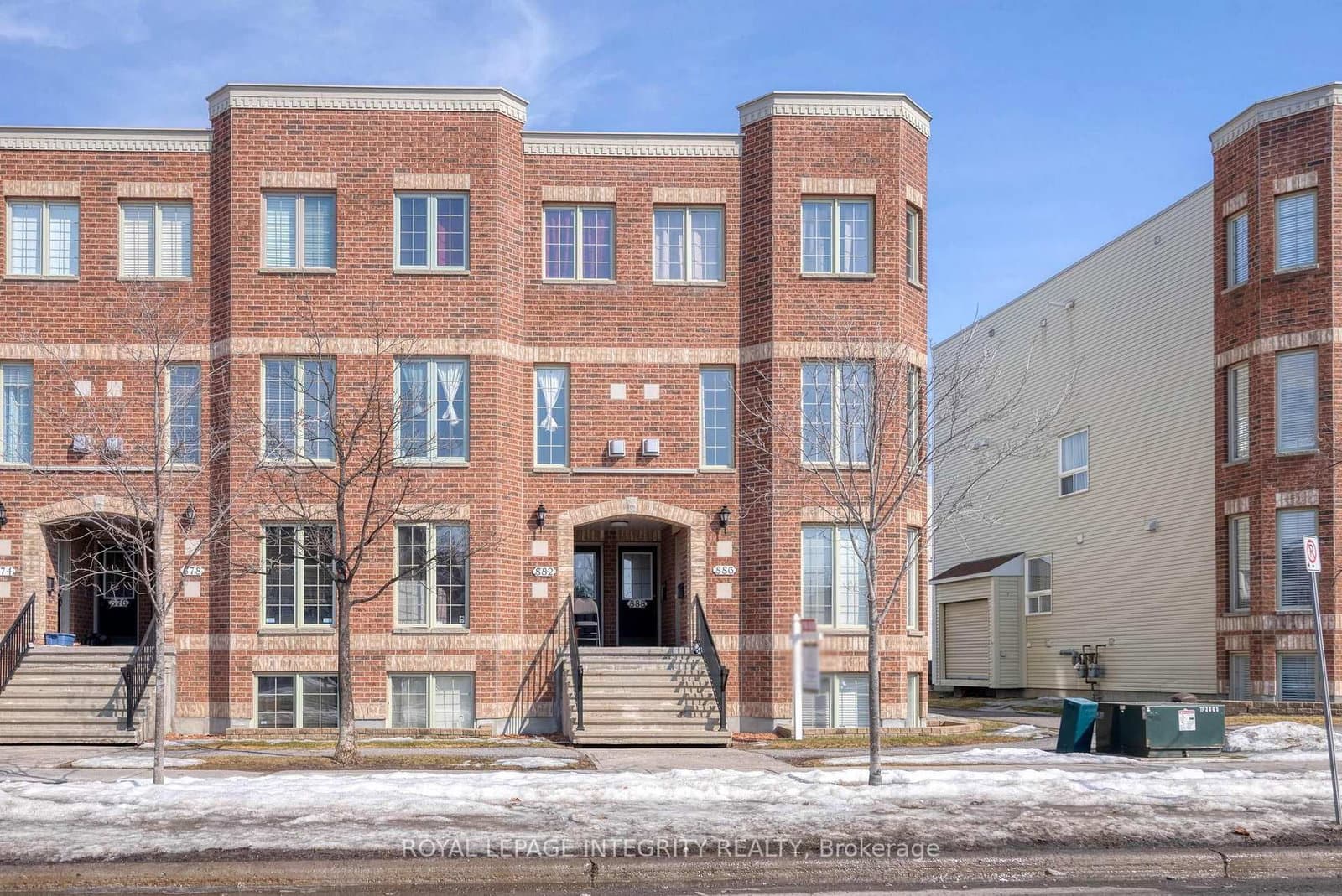 888 LONGFIELDS Drive, Ottawa, ON
