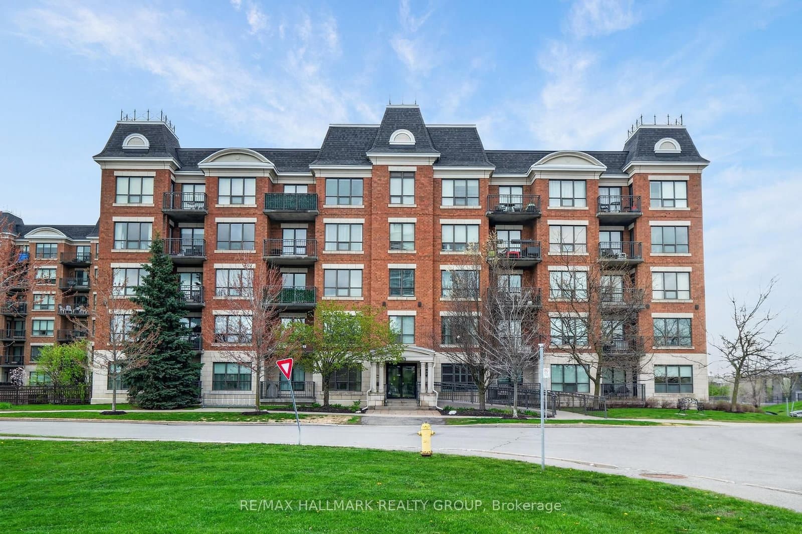 301 - 1005 Beauparc Private, Ottawa, ON