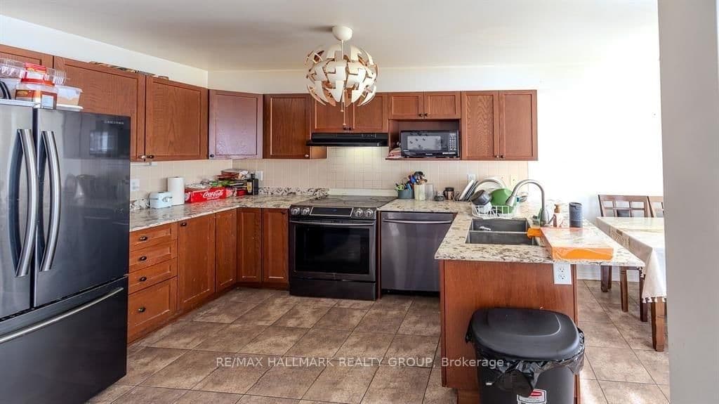 39 Chesapeake Crescent, Ottawa, ON — photo 2