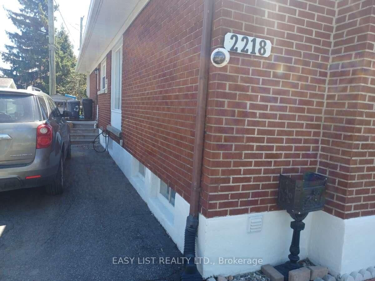 2218 Iris Street, Ottawa, ON — photo 2