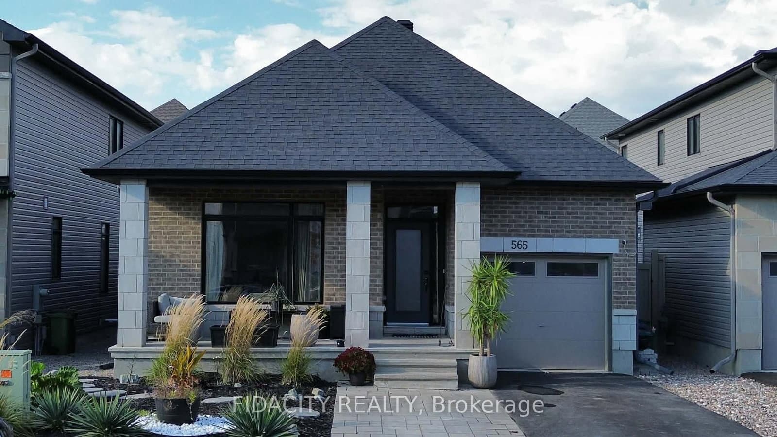 565 Bobolink Ridge, Ottawa, ON
