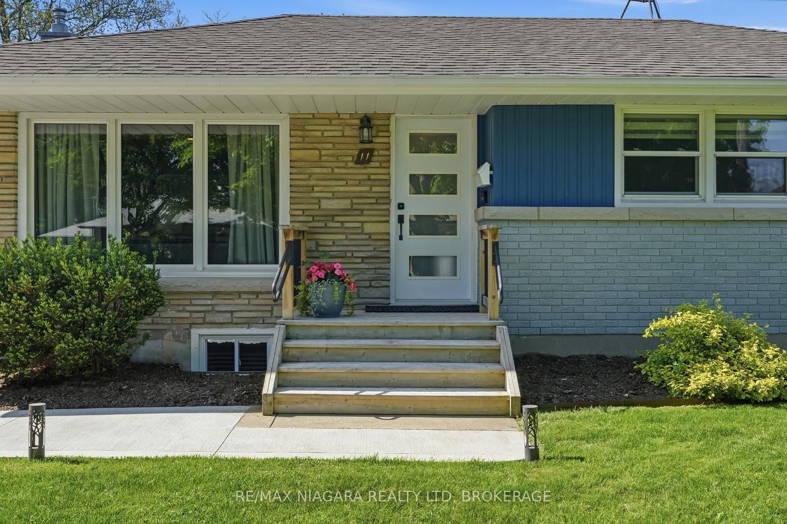 11 Brucedale Avenue, St. Catharines, ON — photo 2
