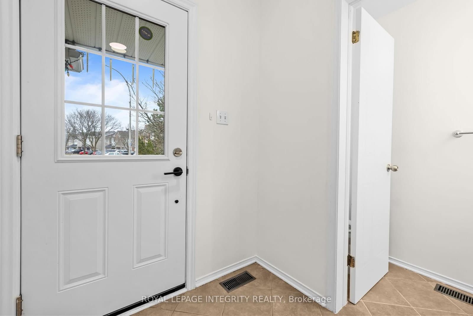 9 Flowertree Crescent, Ottawa, ON — photo 2