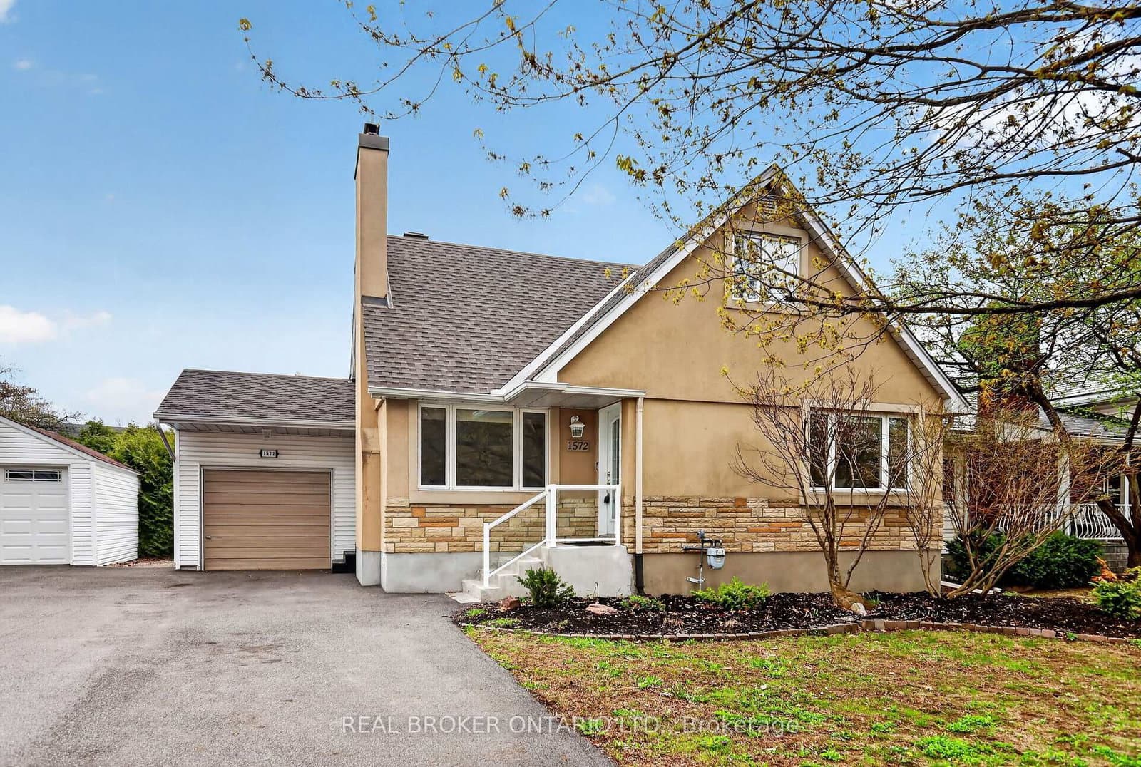1572 Dorion Avenue, Ottawa, ON
