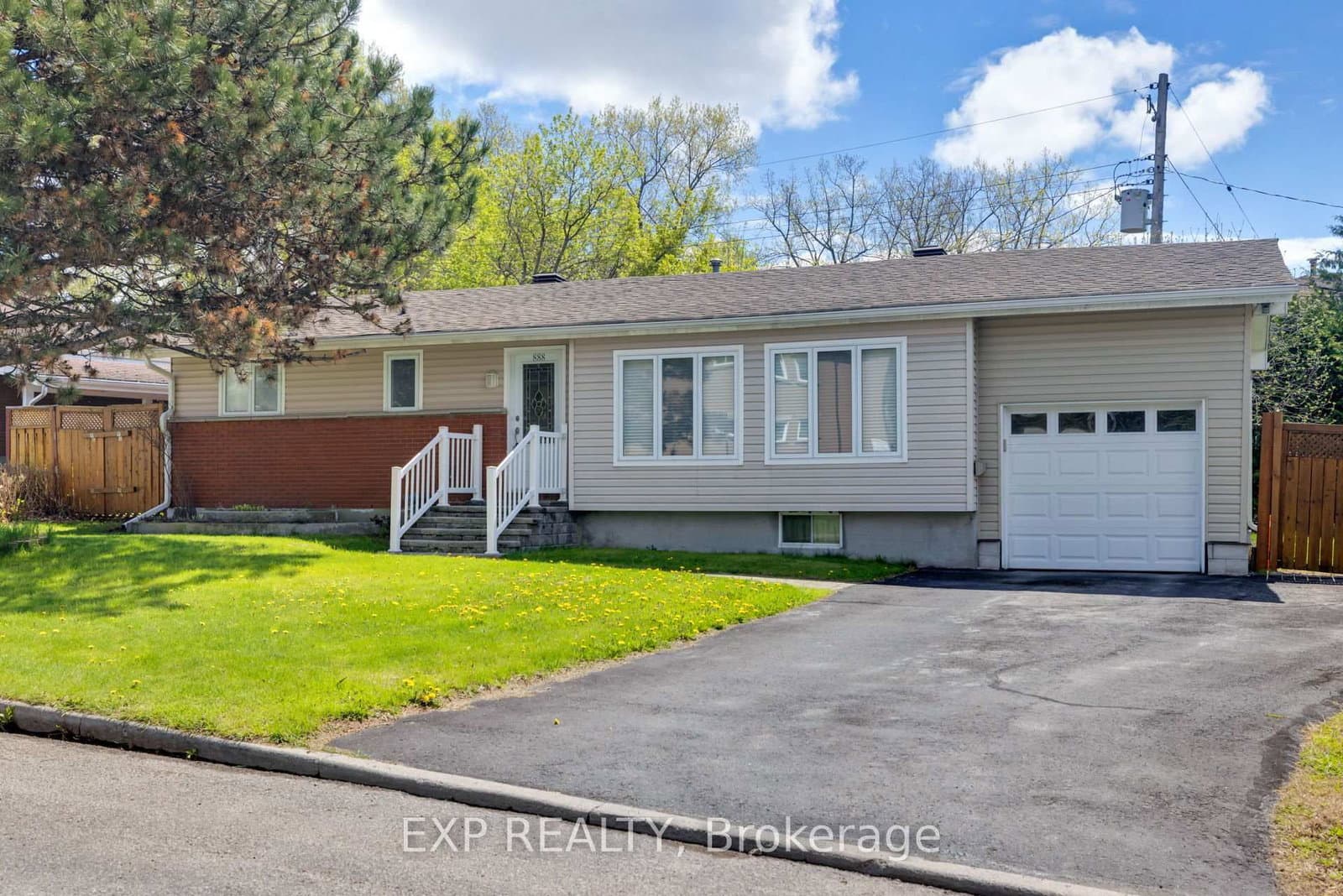 888 CHARLESWOOD Avenue, Ottawa, ON